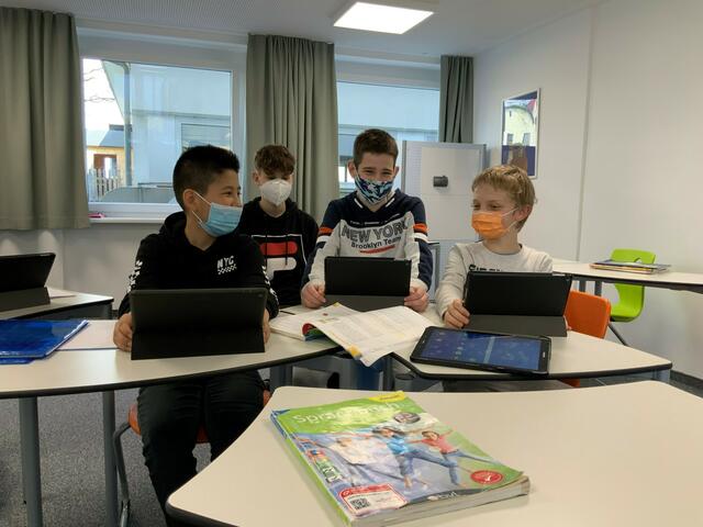 Nur mehr die unmittelbaren Sitznachbarn müssen in Quarantäne bei einem Infektionsfall in der Klasse.