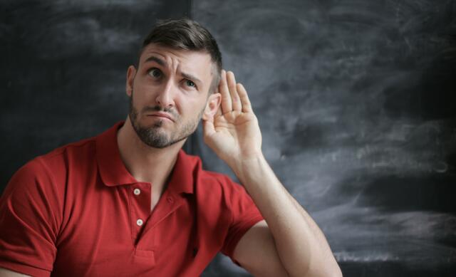 Ein Hörsturz trifft nicht nur Menschen höheren Alters.  | Foto: A. Piacquadio/Pexels