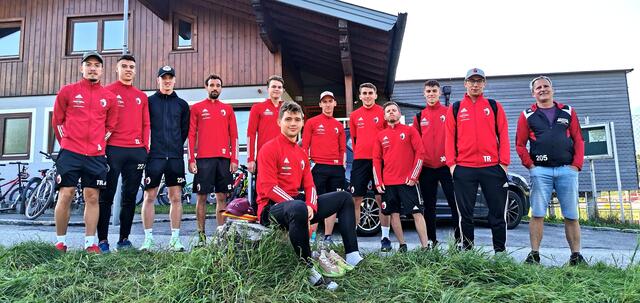 Das Trainerteam der Kampfmannschaft des SV Kuchl (v.l.) und Robert Schieferer (Eisschützen) waren bei Kuchls Nachwuchs heiß begehrt.
