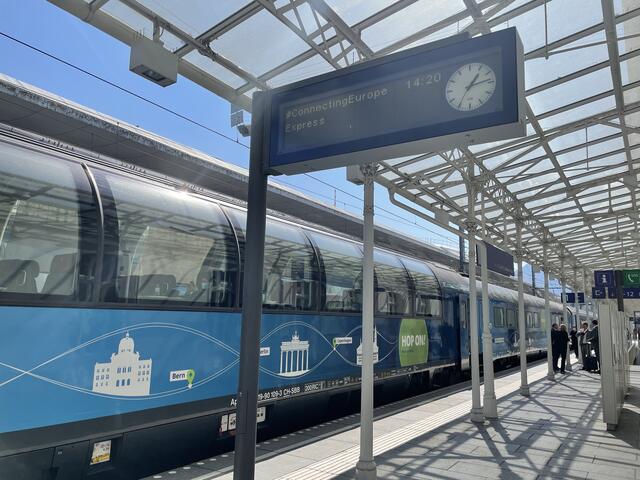 Früher als ursprünglich geplant, erreichte letze Woche der Sonderzug "Connecting Europe Express" die Haltestation Salzburg.  | Foto: sm