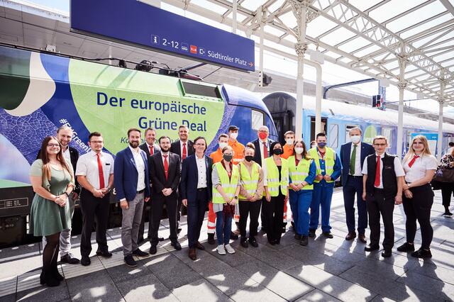Eine Abordnung von Bahnmitarbeitern begrüßten in Beisein von Politik und anderen Ehrengästen den Sonderzug in Salzburg.   | Foto: ÖBB/Marek Knopp