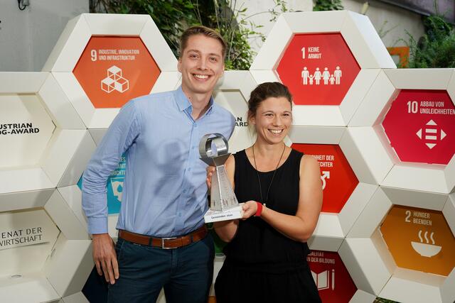 Raphael Thonhauser und Melanie Steinbacher mit Award.