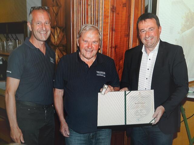 Bürgermeister Wilfried Kellermann (rechts) überreichte Rudolf Stöbich, hier mit dem derzeitigen Obmann der Wassergenossenschaft Manfred Altendorfer, die Silberne Ehrennadel der Marktgemeinde Ulrichsberg.
 | Foto: Foto: Gemeinde Ulrichsberg