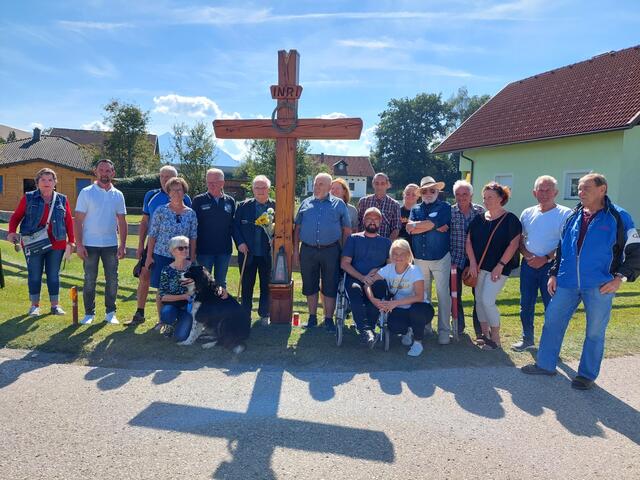 Die Gemeinschaft Tainach freut sich über das neue "Falle-Kreuz" und die feierliche Einweihung, die kürzlich stattfinden konnte.  | Foto: Gemeinschaft Tainach