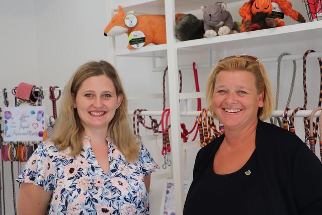 GR Sabine Jakubzig und weitere Gemeinderäte gratulierten Andrea Taxacher zur Geschäftseröffnung | Foto: Edith Ertl