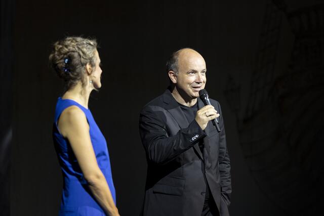 Im Talk: Intendantin Nora Schmid mit Chefdirigent Roland Kluttig. | Foto: Nikola Milatovic