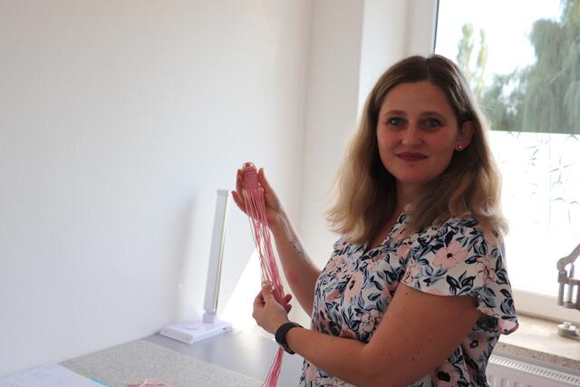 In Handarbeit entstehen in Knüpfkunst individuelle Hundehalsbänder, aber auch Schlüsselanhänger | Foto: Edith Ertl