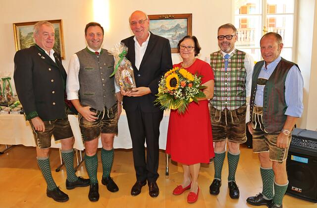 Herausgeber Fingernagel, Bürgermeister Franz Eisl, Kulturreferent Arno Perfaller und der Verleger Andreas Schinko präsentierten mit Freude das Werk.