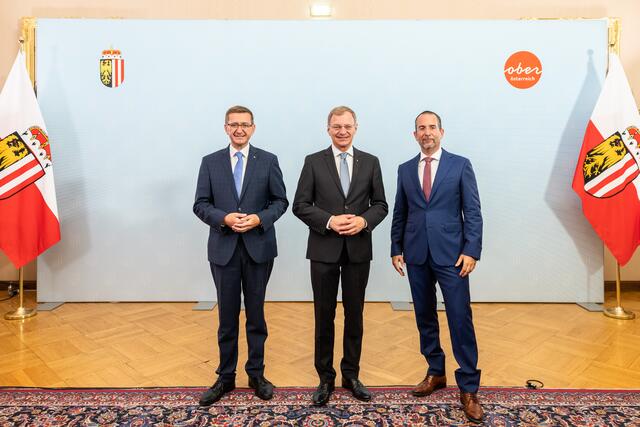 Wirtschaftslandesrat Markus Achleitner (ÖVP), Landeshauptmann Thomas Stelzer (ÖVP) und Wirtschaftswissenschaftler Teodoro D. Cocca präsentieren konkrete Handlungsempfehlungen für eine künftige oberösterreichische Standortstrategie.