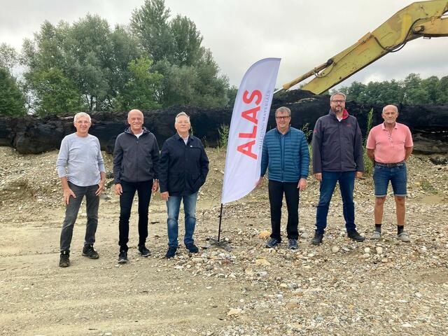Bürgermeister Karl Lautner (3.v.l.), Franz Trebitsch (2.v.l.), der Sicheldorfer Josef Majczan (l.) und Vertreter von Alas vor der Eiche.  | Foto: Stadtgemeinde Bad Radkersburg
