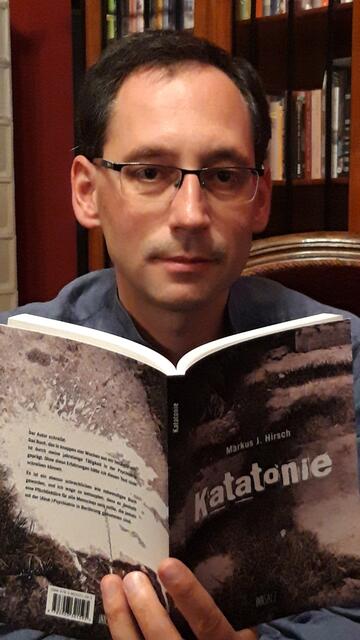 Oberarzt Markus Hirsch mit seinem neuesten Buch "Katatonie". | Foto: privat