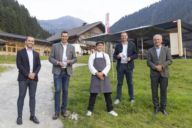 Andreas Plattner (HÖRTNAGL), Michael Wurzrainer (Rinderzucht Tirol), Haubenkoch Christoph Bickel (Inhaber Restaurant Oniriq), Alexander Walser (AMTirol) und Hans Plattner (HÖRTNAGL) freuen sich über das Genusskonzept "Tafeln auf der Alm". | Foto: AMTirol/Die Fotografen