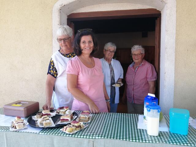 Obfrau Hofstetter mit Gastgeberin Fr. Gassner Marianne
Schultes Uschi Böttger Hedi beim Verkauf von Kaffee und selbst gebackener Mehlspeise
