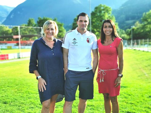 Sport für die Kinder: v.l. Erika Klabacher (Sportbuffet), Mario Helminger (SV Kuchl), Daniela Struber (Koordinatorin/Initiatorin)