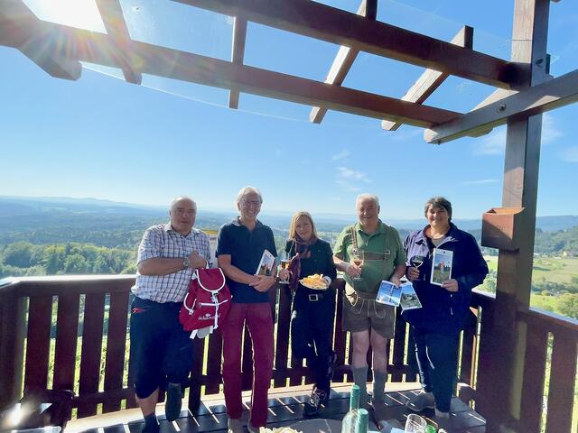 Die Bad Gamser Wanderwegebetreuer mit Tourismus-GF Stefanie Schmid und Stadträtin Barbara Spiz auf der Weinbergwarte, Teil des Weinbergweges | Foto: Michl