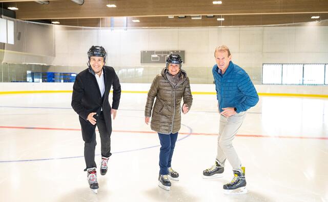 Freuen sich auf die Eiszeit: v.l.n.r. Stadtrat Kurt Hohensinner, MCG-Vorständin Barbara Muhr, Joe Laimer (Eishockeyleistungszentrum) | Foto: MCG, Wiesner