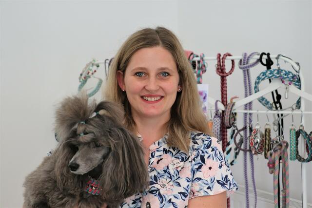Andrea Taxacher (im Bild mit ihrem Zwergpudel Carlyn) eröffnete in Kalsdorf einen Hundesalon. | Foto: Edith Ertl