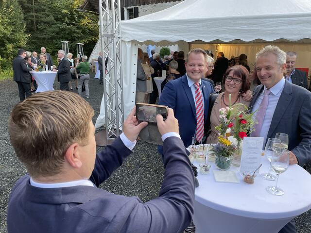 Bitte lächeln: Jürgen Handler (FPÖ) schießt die Bilder für die SPÖ-Granden.