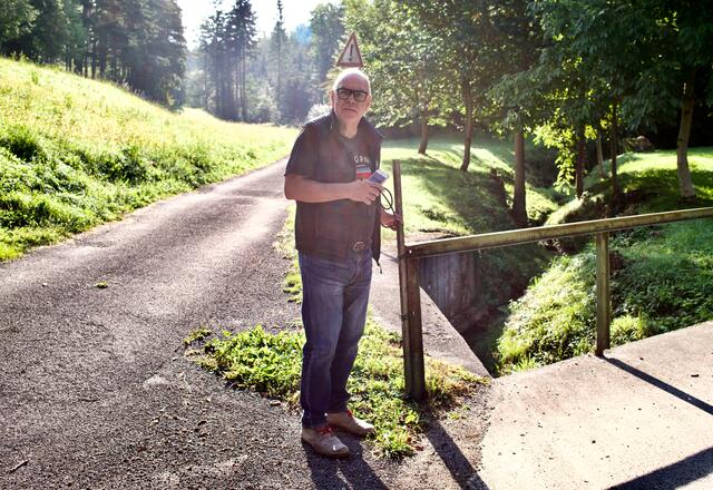 Der Größbach sah beim Fototermin harmlos aus. Doch bei starkem Niederschlag donnert das Wasser nur so durch die Siedlung und sorgt für Überschwemmungen.