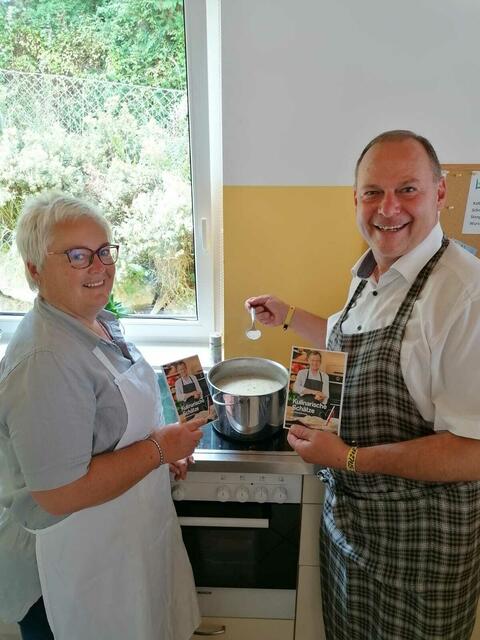 Auch in der Küche beim gemeinsamen Kochen sind die beiden ein hervorragendes Team!