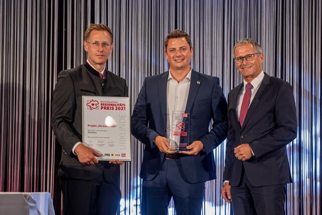 Paul Sonnleitner (r.) und Thomas Winkler übergaben den Preis in der Kategorie Tourismus an Max Homolka.