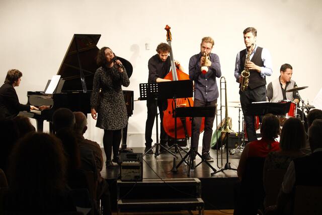 Eddie Luis und die Jazz Passenger hatten auch Patricija Skof als Gast-Sängerin mit auf der Bühne.
