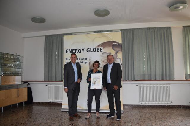 Landtagsabgeordneter Christoph Kaufmann gratuliert Claudia Stain und Eduard Köck zum Sieg in der Kategorie Erde. | Foto: Franziska Pfeiffer