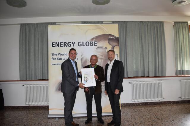 Landtagsabgeordneter Christoph Kaufmann gratuliert Wolfgang Amann und Christof Anderle zum Ehrenpreis in der Kategorie Feuer. | Foto: Franziska Pfeiffer