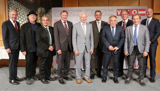 Wirtschaftskammerpräsident Peter Nemeth, Luis Siegl, Johann Wagner, Wolfgang Ivancsics, Ernst Horvath, Alfred Bieberle, Günter Buchinger, Ludwig Pall, Johannes Bauer und Wirtschaftskammerdirektor Rainer Ribing. | Foto: Wirtschaftskammer Burgenland