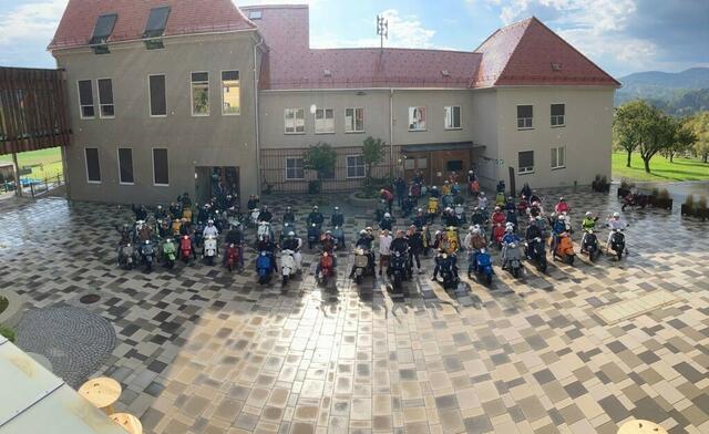 Zahlreiche Vespa-Fahrer trafen sich zur Ausfahrt.