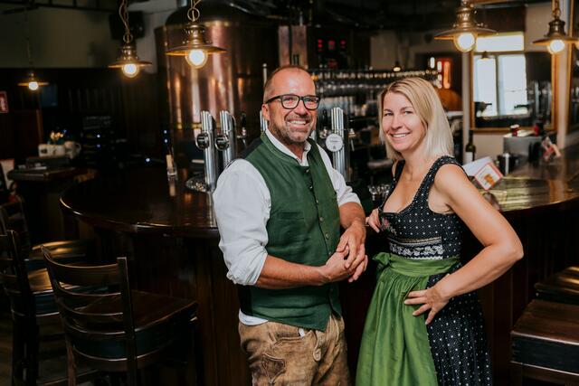 Eine herzliche Willkommenskultur wird von den Fürstenbräu-Team, um Alise Oosterveld und Herbert Fasching groß geschrieben. | Foto: Fürstenbräu