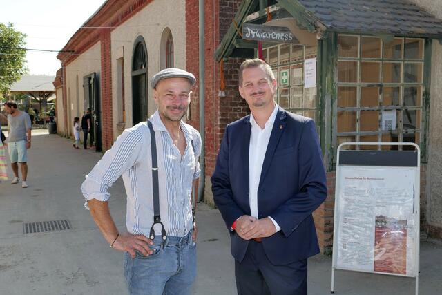 Andreas Gugumuck (l) mit Favoritens Bezirksvorsteher Marcus Franz (SPÖ). | Foto: Markus Spitzauer