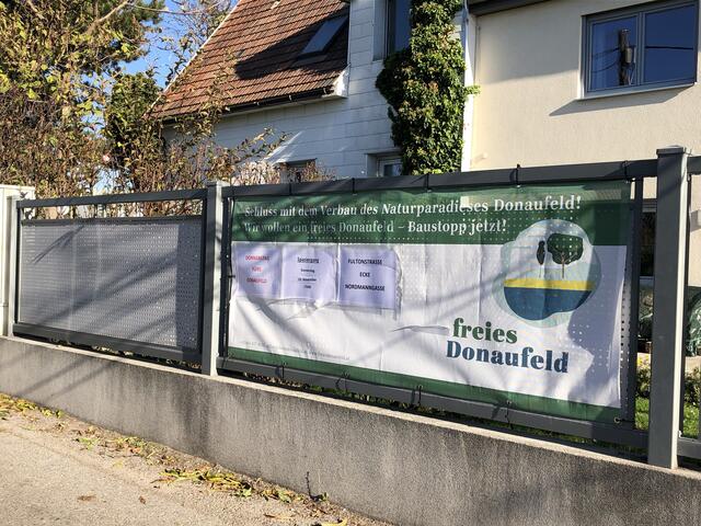 Am Pius-Parsch-Platz findet die symbolische Übergabe der Unterschriften an die Bezirksvertretung Floridsdorf statt.