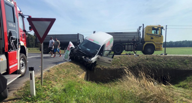 Die beiden Fahrzeuge stießen bei einem Abbiegemanöver an einer Kreuzung zusammen.