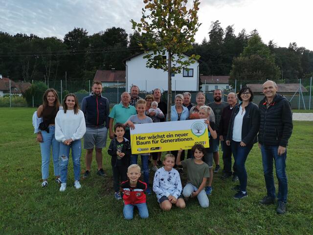 Das Team von Bürgermeister Wolfgang Kreinecker (rechts) pflanzte am Seebacher Spielplatz Generationenbäume.