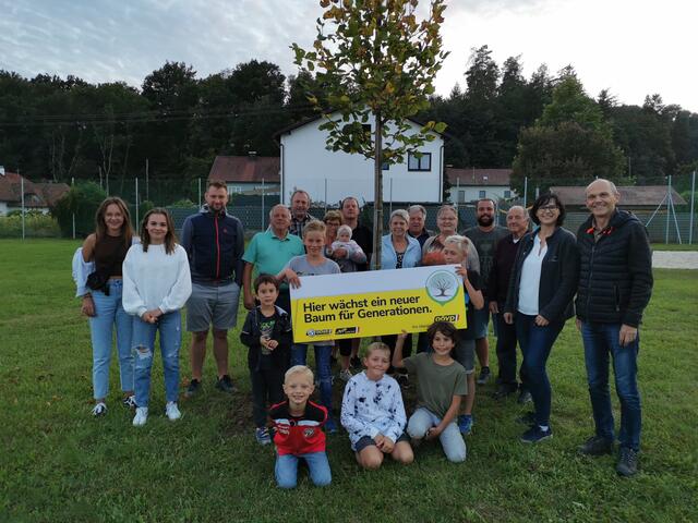 Das Team von Bürgermeister Wolfgang Kreinecker (rechts) pflanzte am Seebacher Spielplatz Generationenbäume.  | Foto: OÖVP Bezirk Eferding