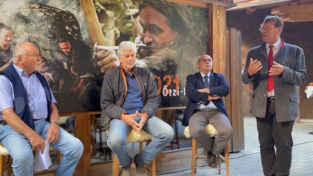 Im Ötzi-Dorf in Umhausen wurde ein Jubiläumsfeuer entzündet und die Wegbegleiter Gerichtsmediziner Othmar Gaber, Archäologe Walter Leitner, Pathologe Eduard Egarter Vigl und auch Umhausens Bürgermeister Jakob Wolf erinnerten sich. 

