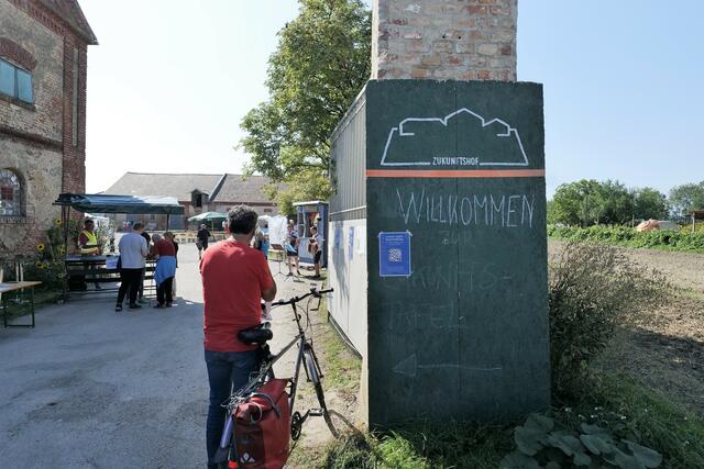 Der Zukunftshof (links), rechts die Felder von Rothneusiedl. | Foto: Markus Spitzauer