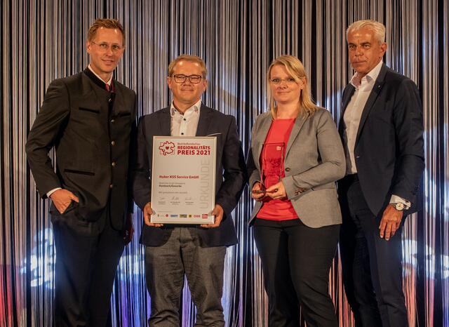 Chefredakteur Thomas Winkler (l.) und
Herbert Walzhofer (r.) von der Sparkasse OÖ gratulieren den Preisträgern von Huber KSS Service.