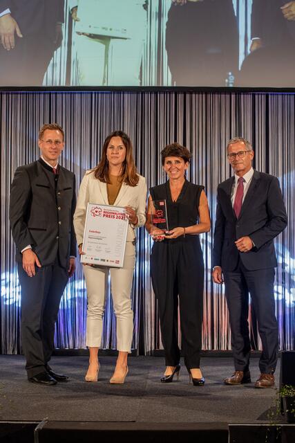 Paul Sonnleitner (r.) und Thomas Winkler übergaben den Preis in der Kategorie Regional und Digital an Maria Pernegger (2. v. l.) und Daniela Zeiner.