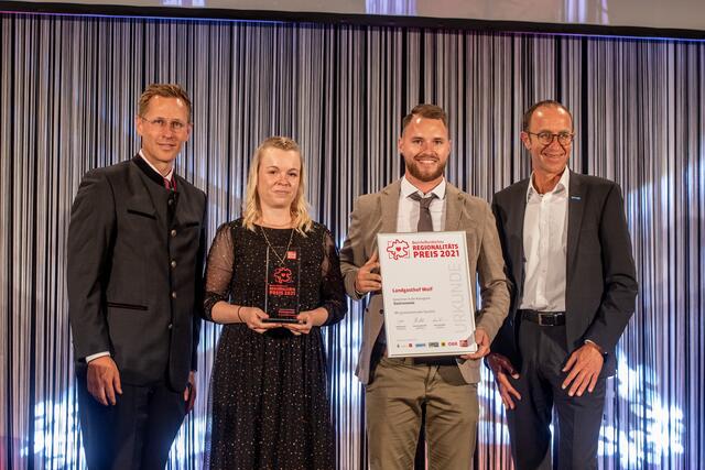 Andreas Haider (r.) und Thomas Winkler übergaben den Preis in der Kategorie Tourismus an Theresa Mairhofer und Josephan Wolf.