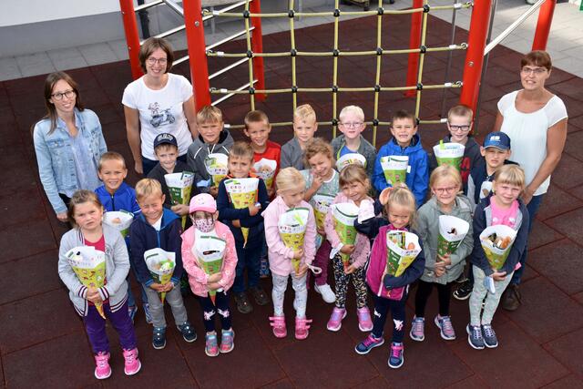 Regionale Schultüten an 19 Schüler der 1 Kl. VS Pabneukirchen von Petra Kloibhofer und Heidi Mitterlehner, Ortsbauernshaft, übergeben. Klassenlehrerin Sandra Hinterreiter.