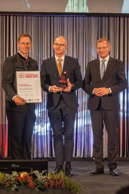 Landeshauptmann Thomas Stelzer und Thomas Winkler übergaben den Preis in der Sonderkategorie „Oberösterreicher von Herzen“ an Bernd Lamprecht.