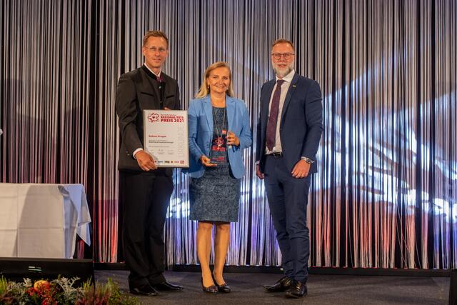 Herwig Denk (r.) und Thomas Winkler übergaben den Preis in der Kategorie Mobilität und Erneuerbare Energie an Ulrike Rabmer-Koller.