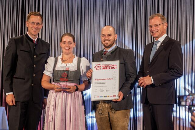 Landeshauptmann Thomas Stelzer (re.) und BezirksRundschau-Chefredakteur Thomas Winkler übergaben den Preis in der Kategorie Land- und Forstwirtschaft an Johanna Bergbaur und Markus Rohn.