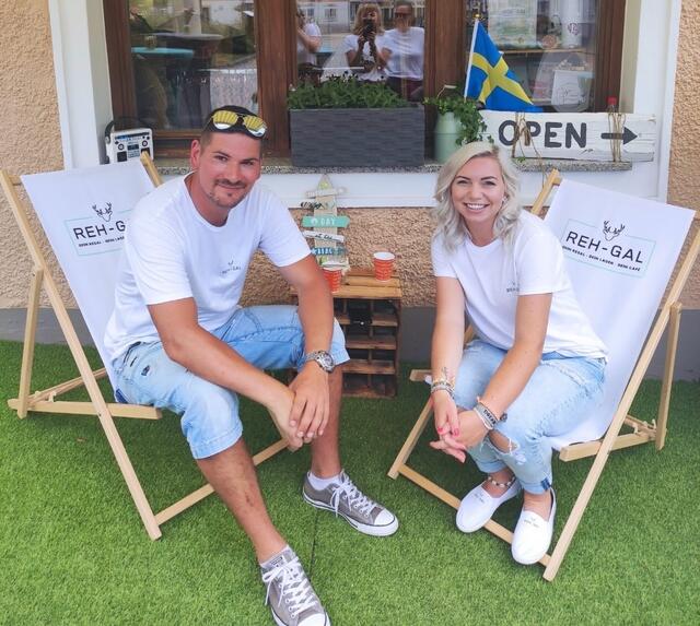 Katrin und Daniel Petrovic vor ihrem Reh-Gal in Kronstorf. | Foto: Reh-Gal/Petrovic