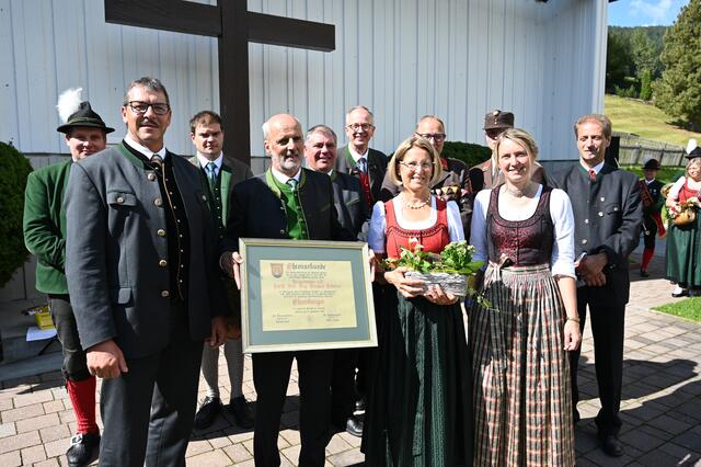 Alt-Bürgermeister und Göriachs Ehrenbürger Reinhard Radebner (mit Urkunde), seine Gattin Elfriede (rechts von ihm); Bürgermeisterin Waltraud Grall (vorne, re.). Vizebürgermeister Richard Lerchner (vorne, li.).