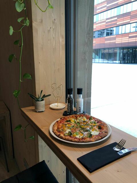 Zu Mittag gibt es frischen Pizzen, Bowls und ein saisonales Wochengericht. Auch Frühstück wird angeboten. Geöffnet ist das Café immer Montag bis Freitag von 9 bis 21 Uhr. | Foto: Gallistl