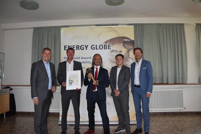 Gewinner des Energy Globe NÖ Award Jürgen Riegler und Martin J. F. Steiner mit seinem Sohn Felix Steiner, sowie Bürgermeister Rainer Handlfinger und Landtagsabgeordneter Christoph Kaufmann. | Foto: Franziska Pfeiffer