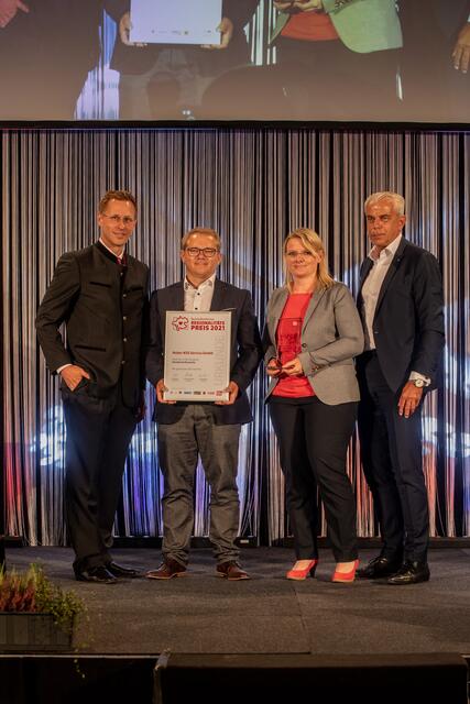 Chefredakteur Thomas Winkler (l.) und
Herbert Walzhofer (r.) von der Sparkasse OÖ gratulieren den Preisträgern von Huber KSS Service.